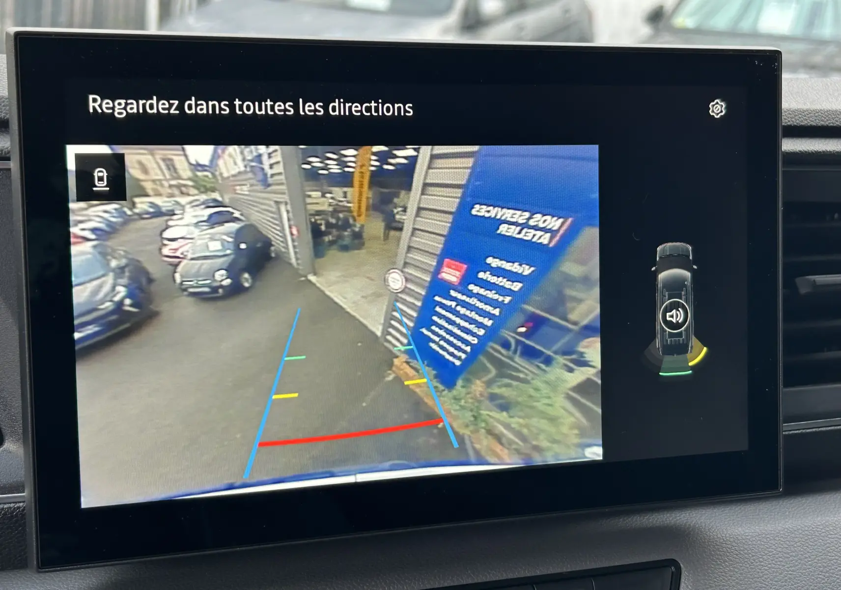 Écran de caméra de recul du Renault Master blanc 2025 montrant l’arrière avec guidage de trajectoire coloré.