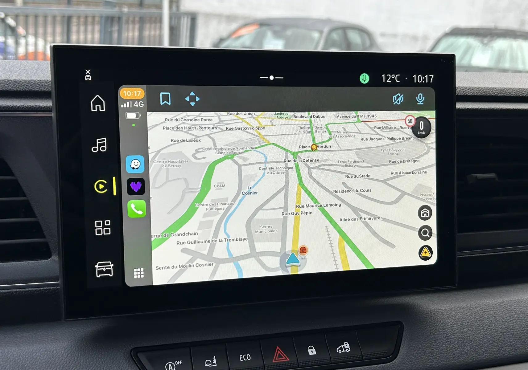 Écran tactile central du Renault Master 2025 affichant la navigation GPS avec interface moderne et icônes colorées.
