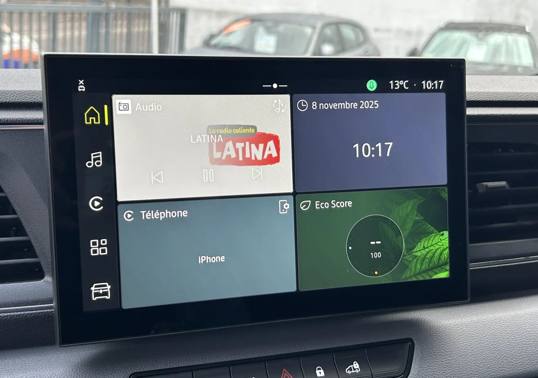 Écran tactile central du tableau de bord du Renault Master 2025, affichant radio, téléphone et score écologique.