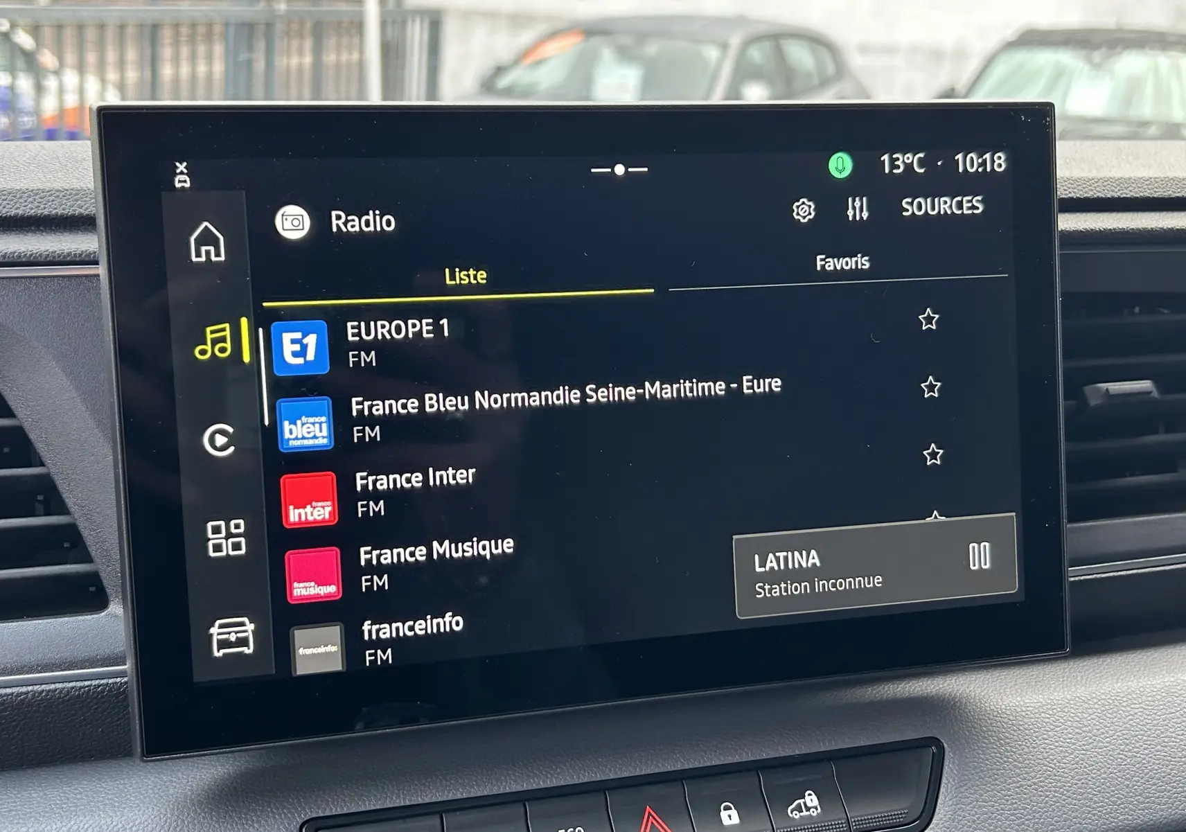 Écran tactile multimédia du Renault Master 2025 affichant la liste des stations radio FM en intérieur noir.