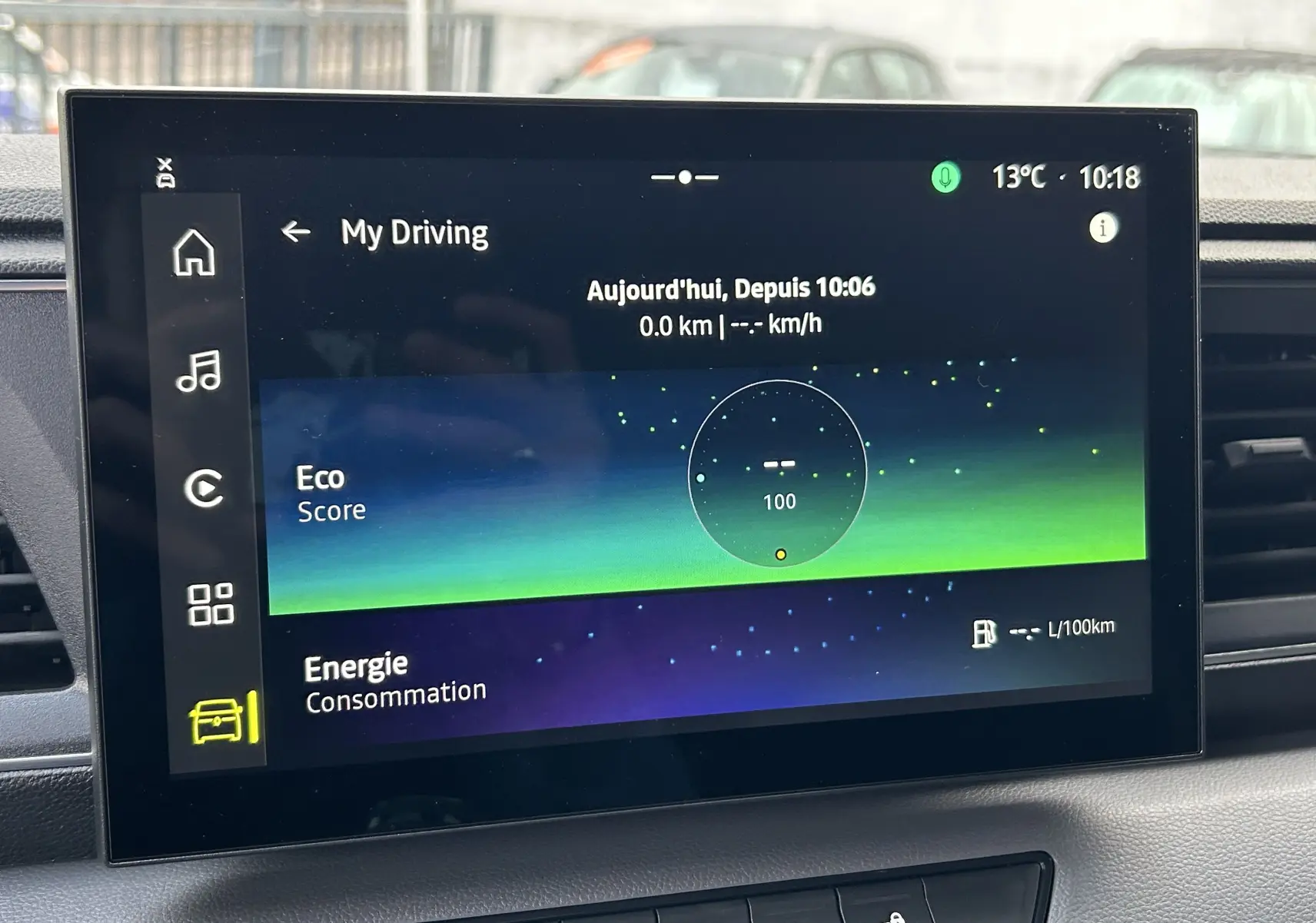 Écran tactile central du tableau de bord du Renault Master 2025 affichant les données de conduite et consommation.