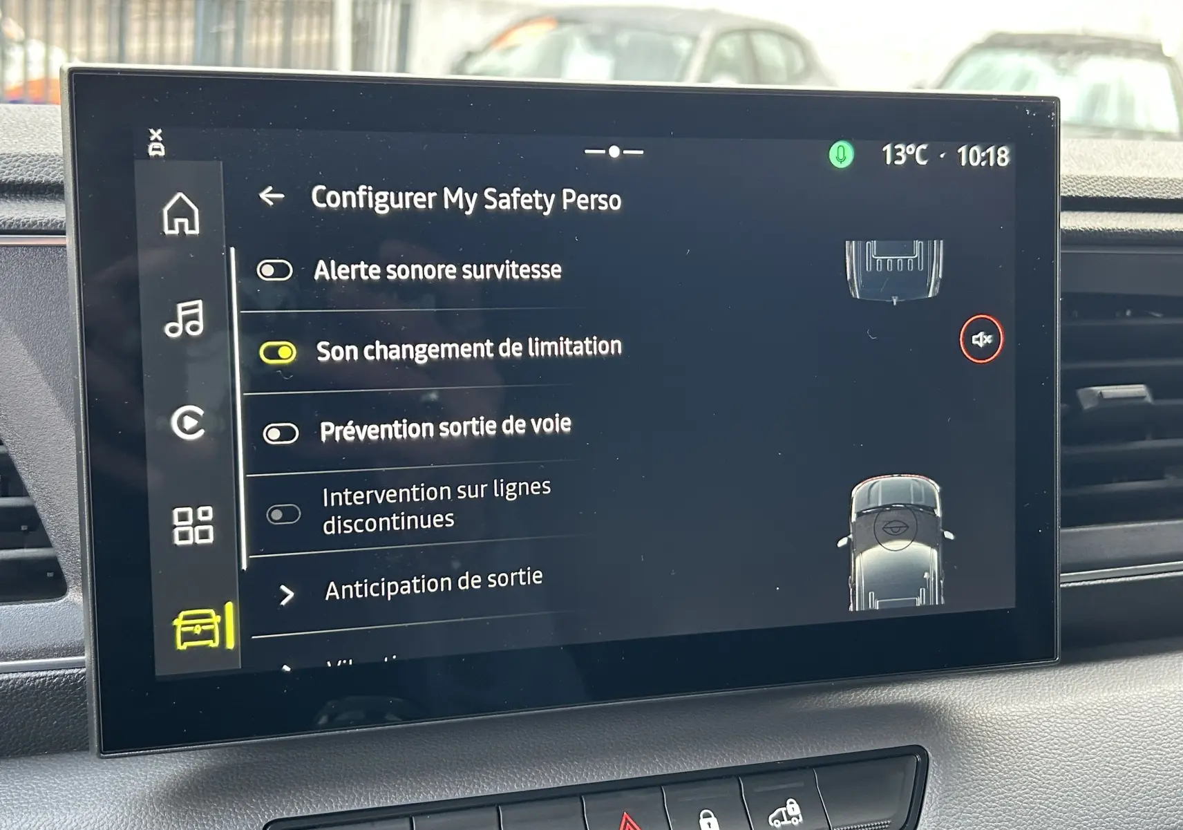 Écran tactile intérieur du Renault Master 2025 affichant les réglages d’alerte sonore et d’aide à la conduite.