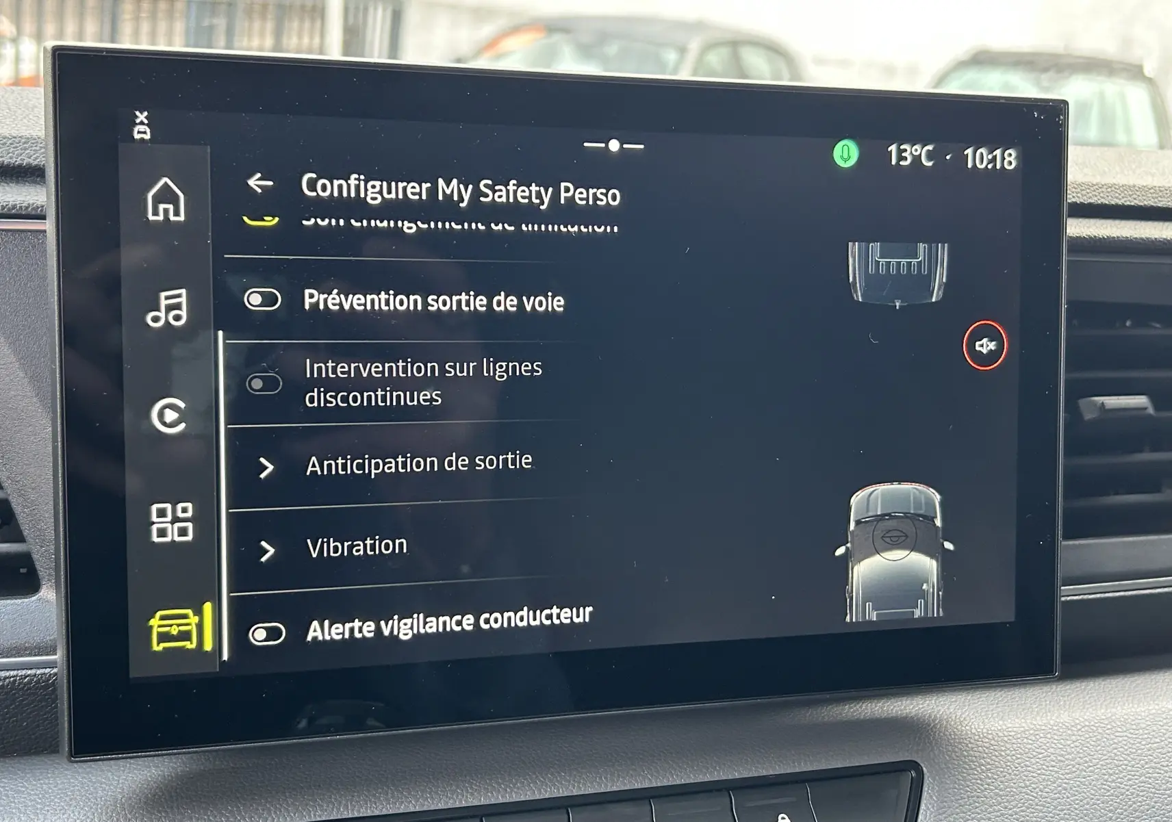 Écran tactile intérieur du Renault Master 2025 affichant les options de sécurité avec interface moderne en noir.