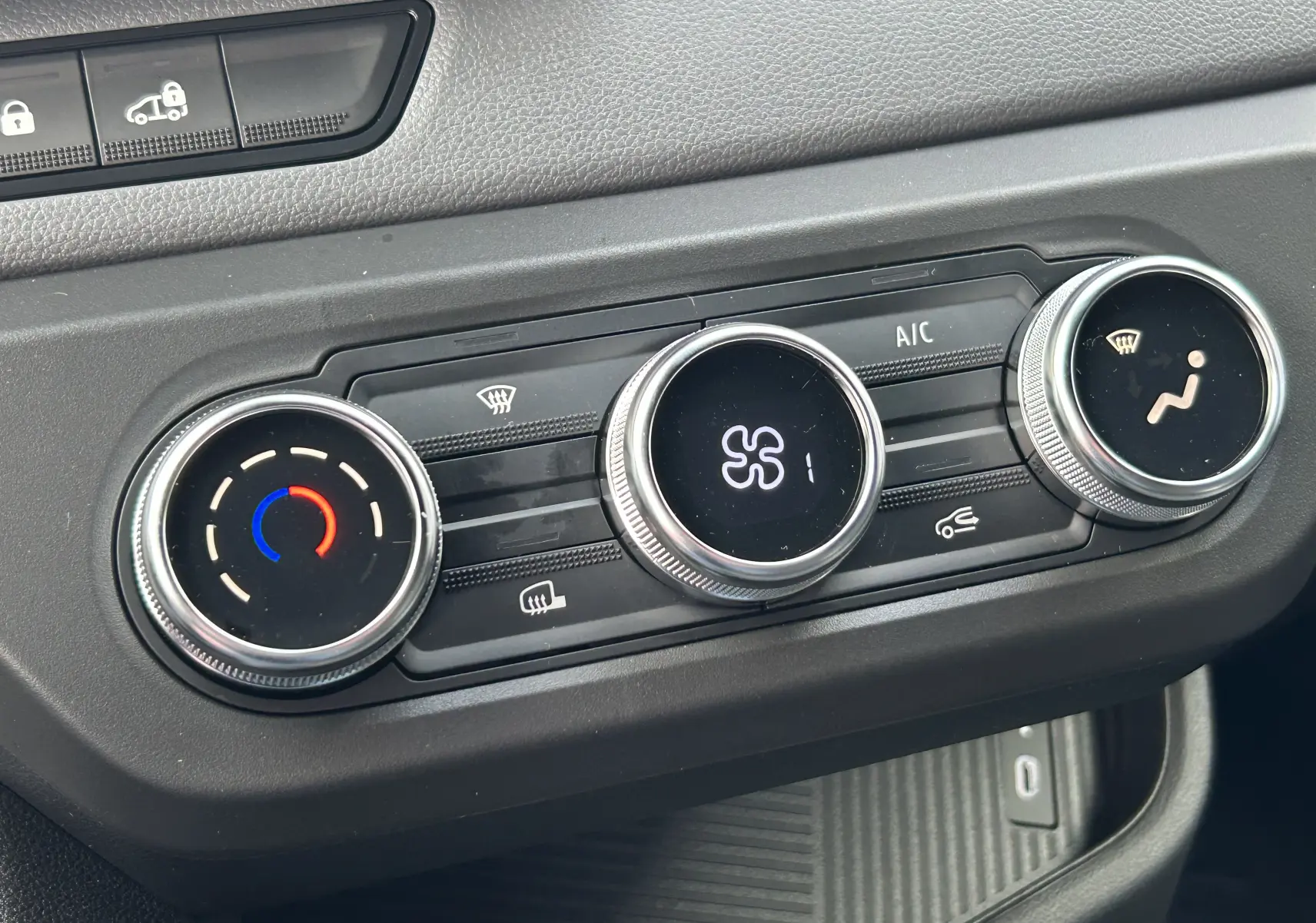 Gros plan sur les commandes de climatisation du Renault Master 2025, avec réglages circulaires et affichage digital.