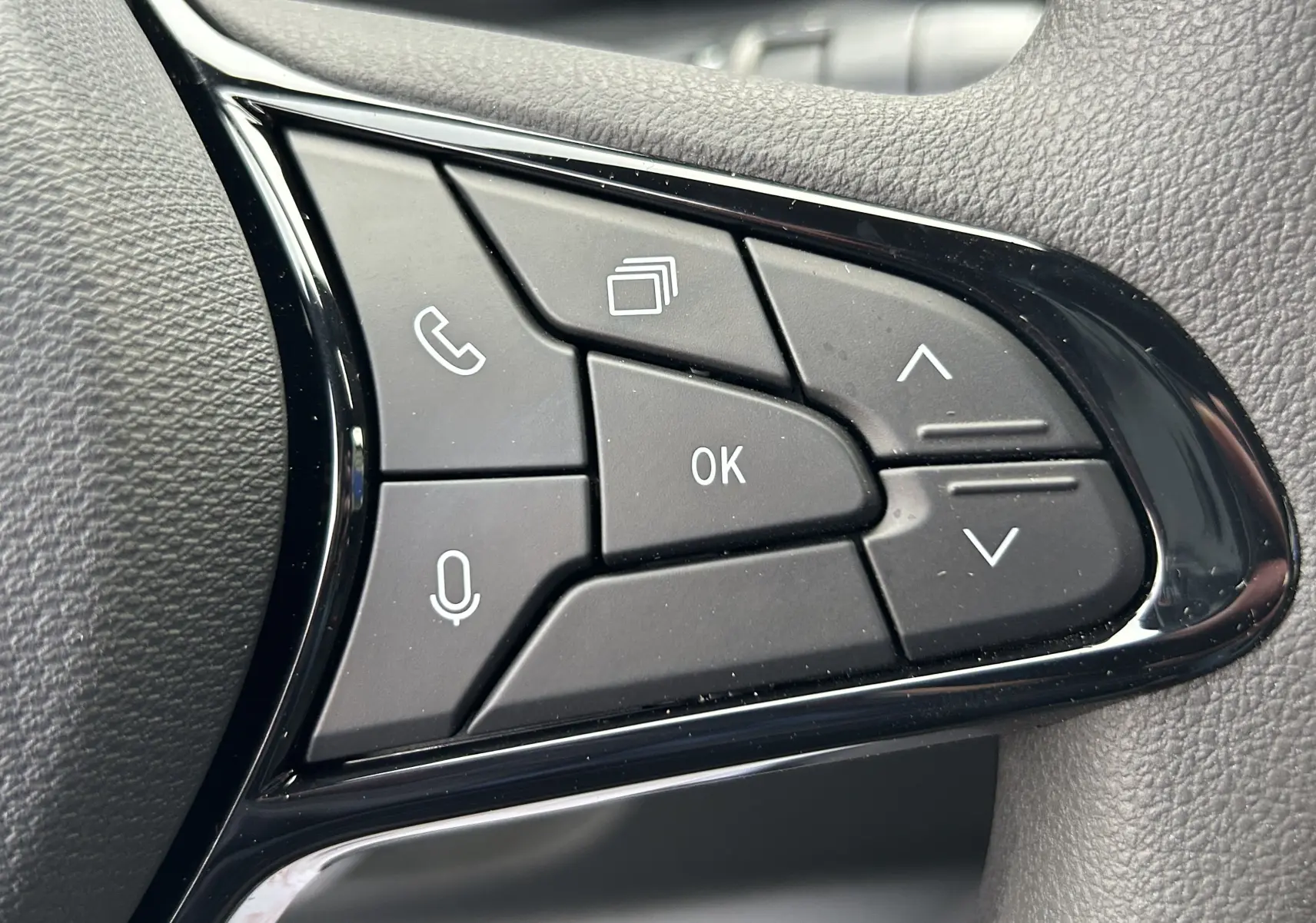 Gros plan sur les commandes multifonctions noires du volant côté droit du Renault Master blanc 2025.