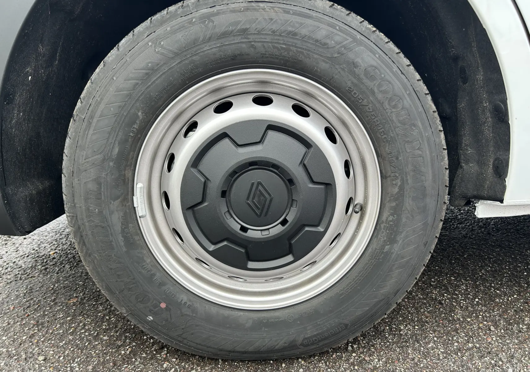 Gros plan sur la roue avant droite du Renault Master blanc 2025 avec jante acier et logo Renault central noir.