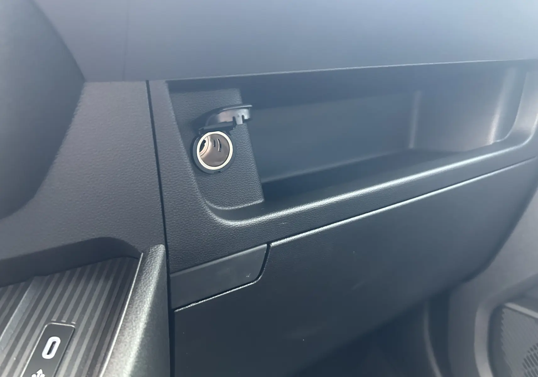 Détail de la prise 12V ouverte sur la planche de bord noire du Renault Master IV L2H2 Fourgon Advance 2025.