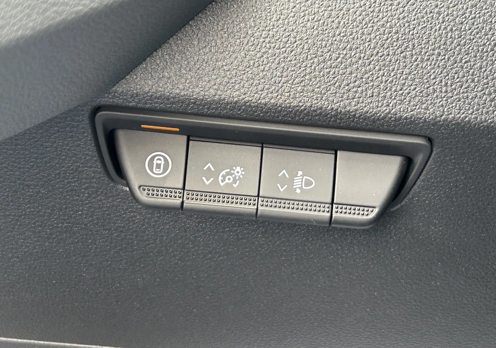 Gros plan sur les boutons de réglage d’éclairage et verrouillage intérieur du Renault Master blanc, vue intérieure.