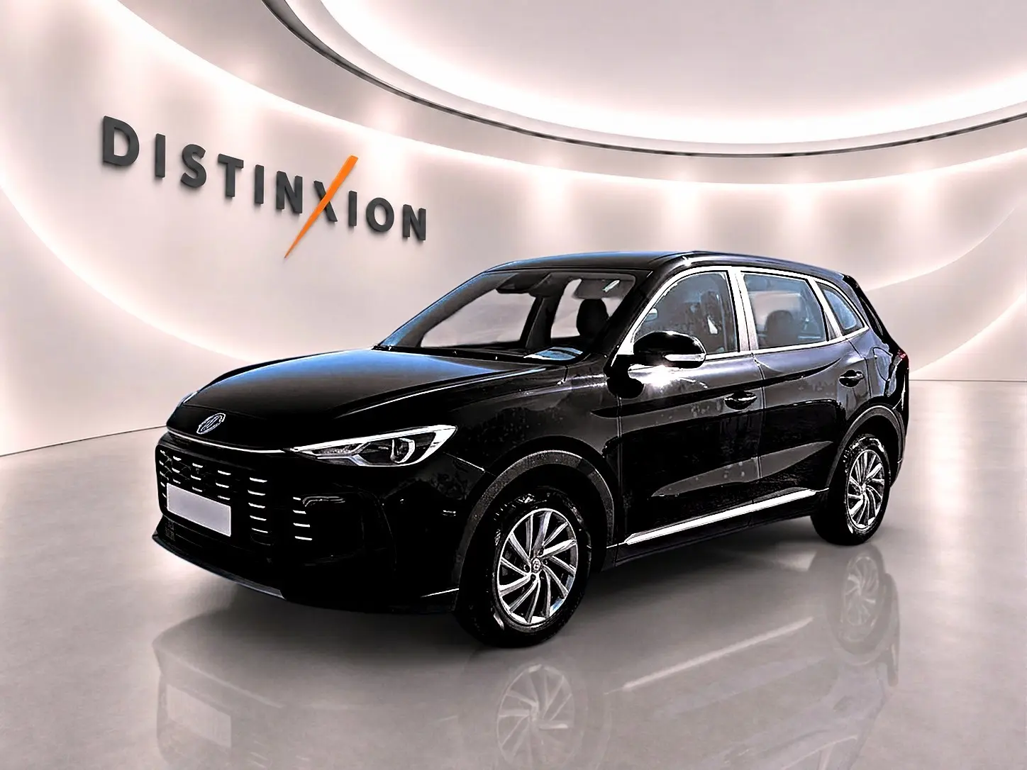 MG Motor ZS 1.5 hybrid noir en 3/4 avant droit, avec jantes alliage et calandre distinctive, en showroom lumineux.