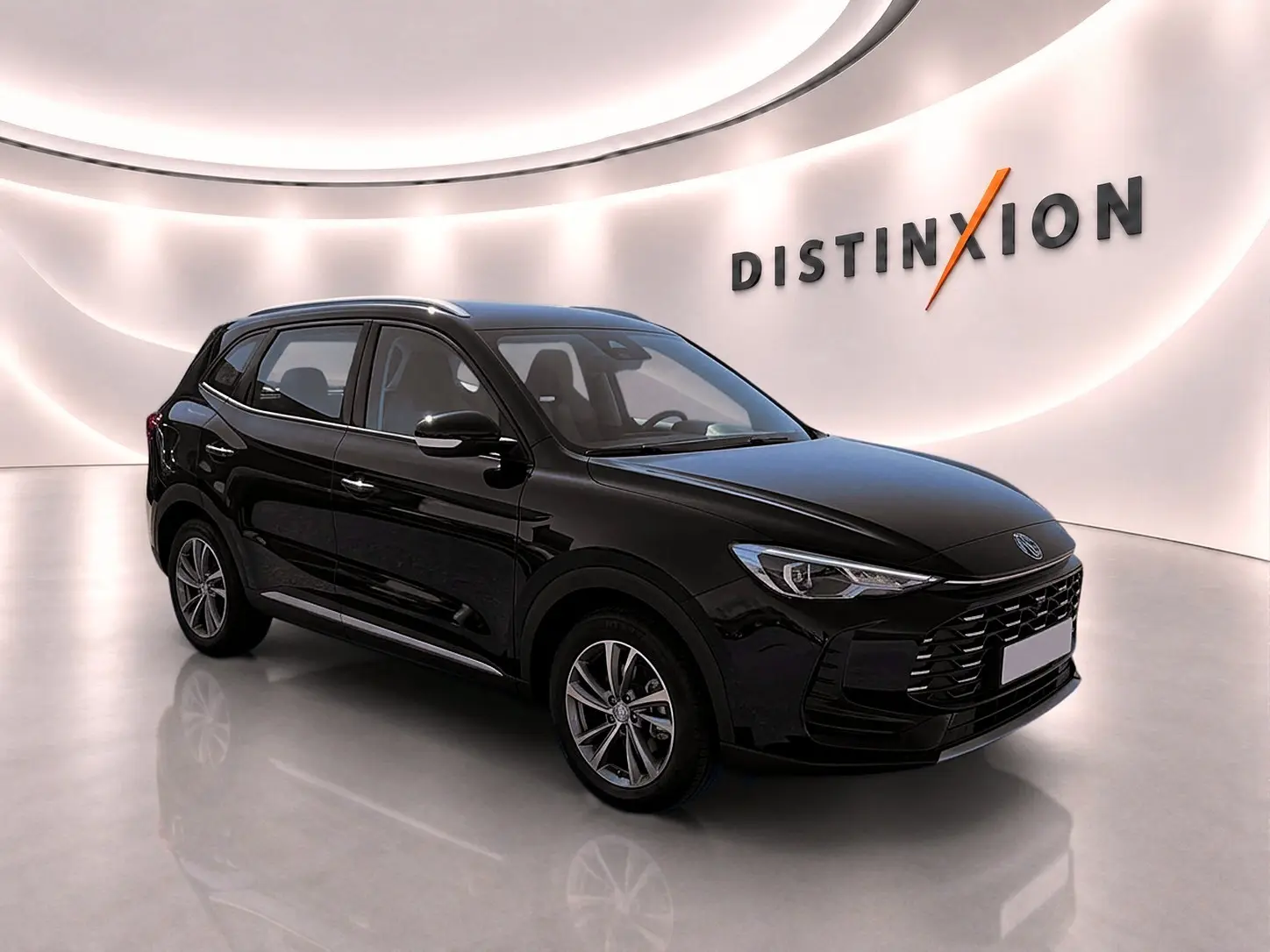 MG ZS 1.5 hybrid noir en 3/4 avant droit dans un showroom lumineux avec logo Distinxion en arrière-plan.