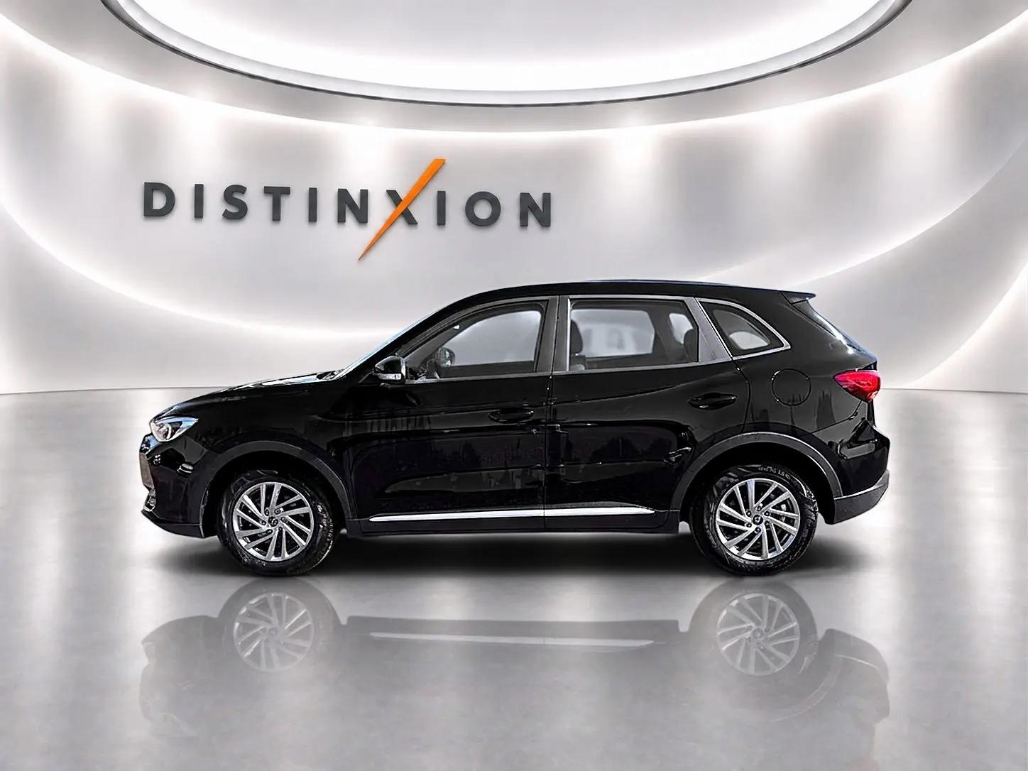 Vue de profil côté gauche du SUV MG ZS 1.5 hybrid noir, stationné dans un showroom lumineux avec logo Distinxion en arrière-plan.