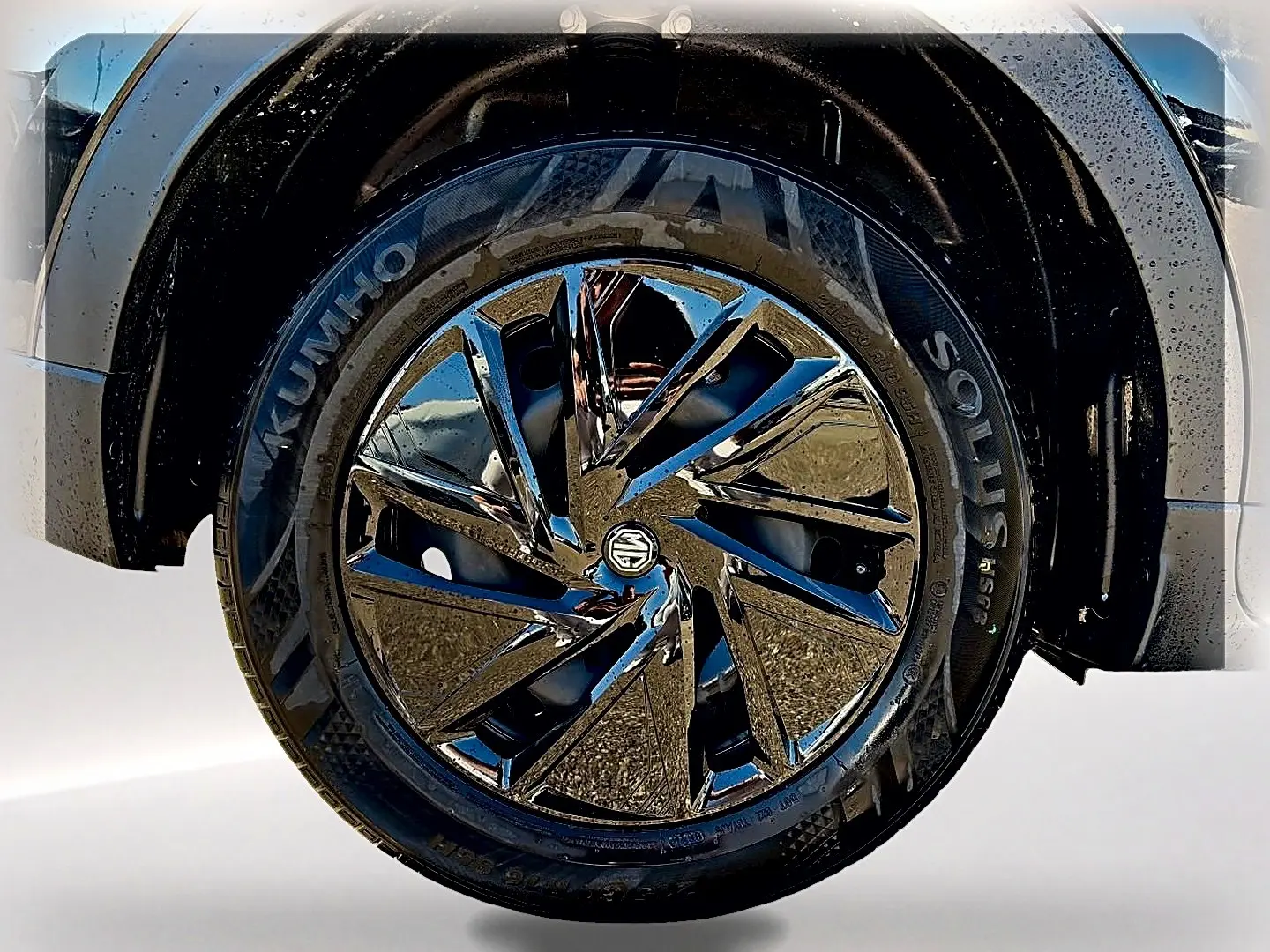 Gros plan sur la roue avant droite noire avec jante brillante au design moderne du MG MOTOR ZS 1.5 hybrid 197 standard.