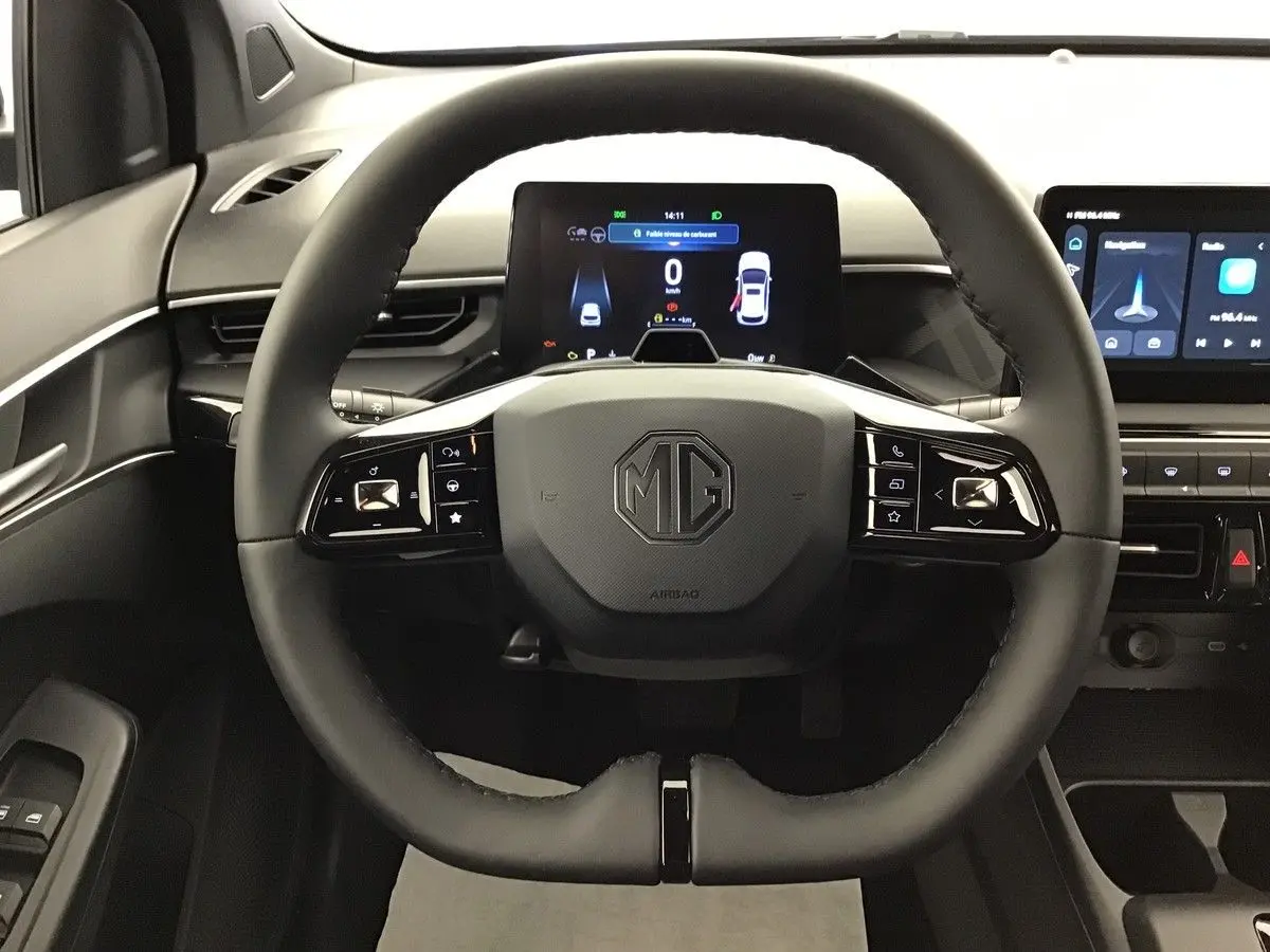 Vue frontale du volant noir de la MG3 1.5 Hybrid+ 195 Luxury avec affichage digital et commandes intégrées.