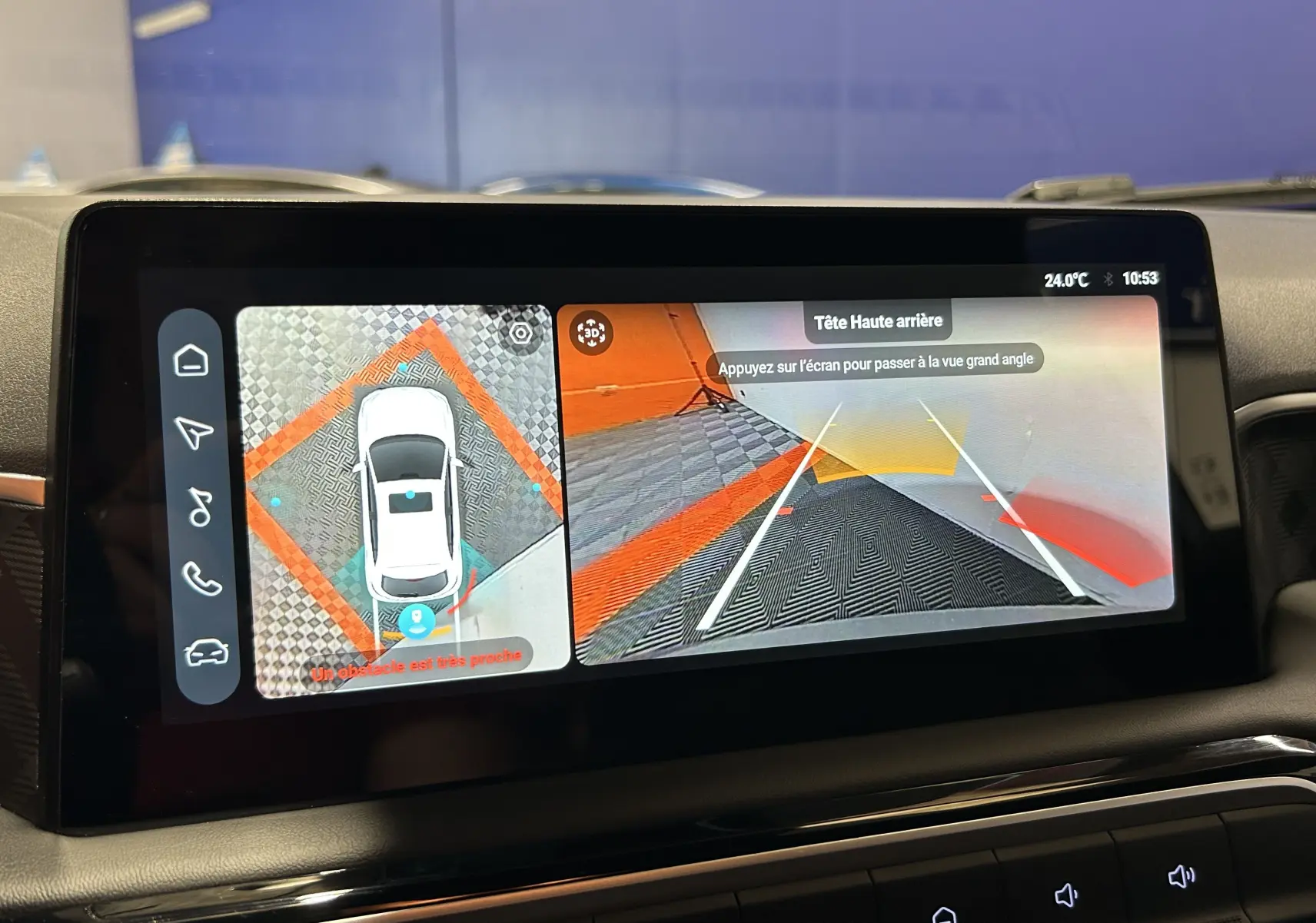 Écran tactile intérieur montrant la caméra 360° et la vue arrière du MG3 Pebble Black en stationnement.