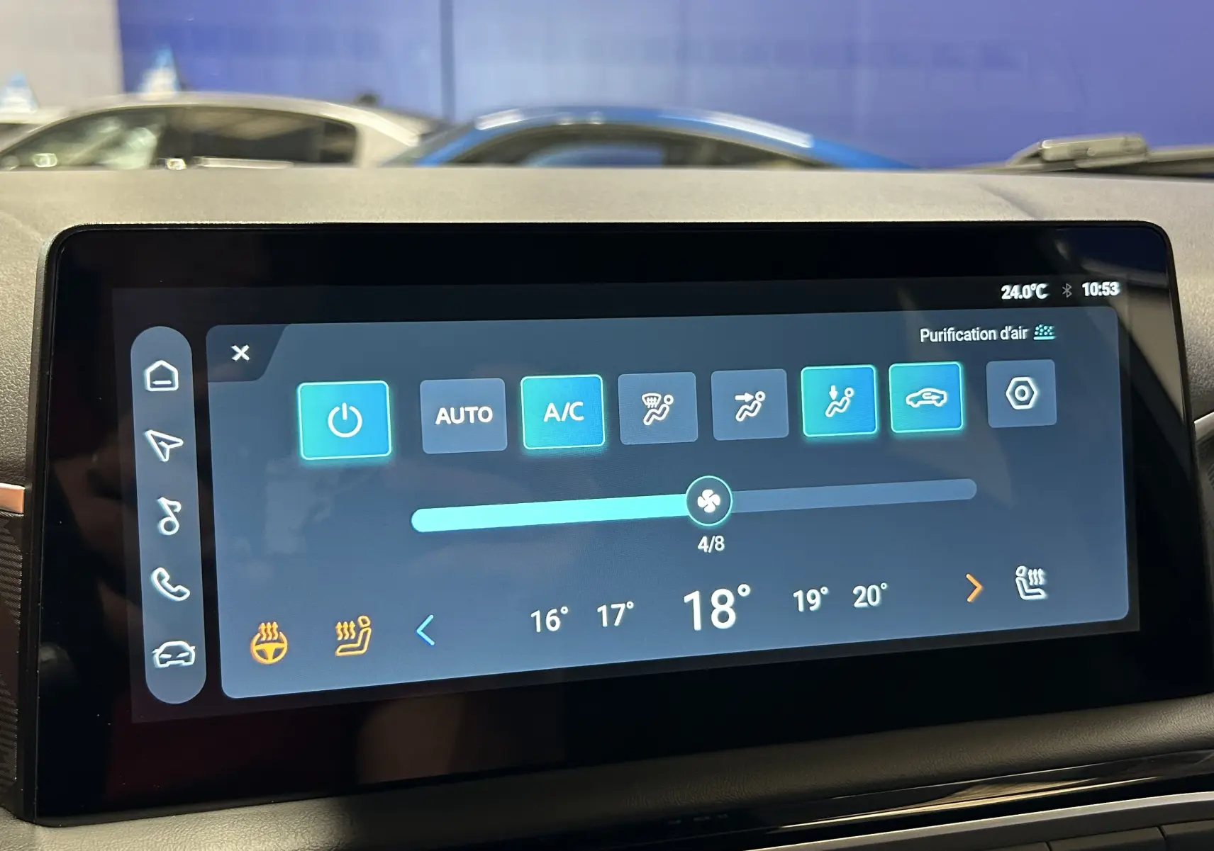 Écran tactile central du MG3 1.5 Hybrid+ 195 Luxury affichant les réglages de climatisation à 18°C.