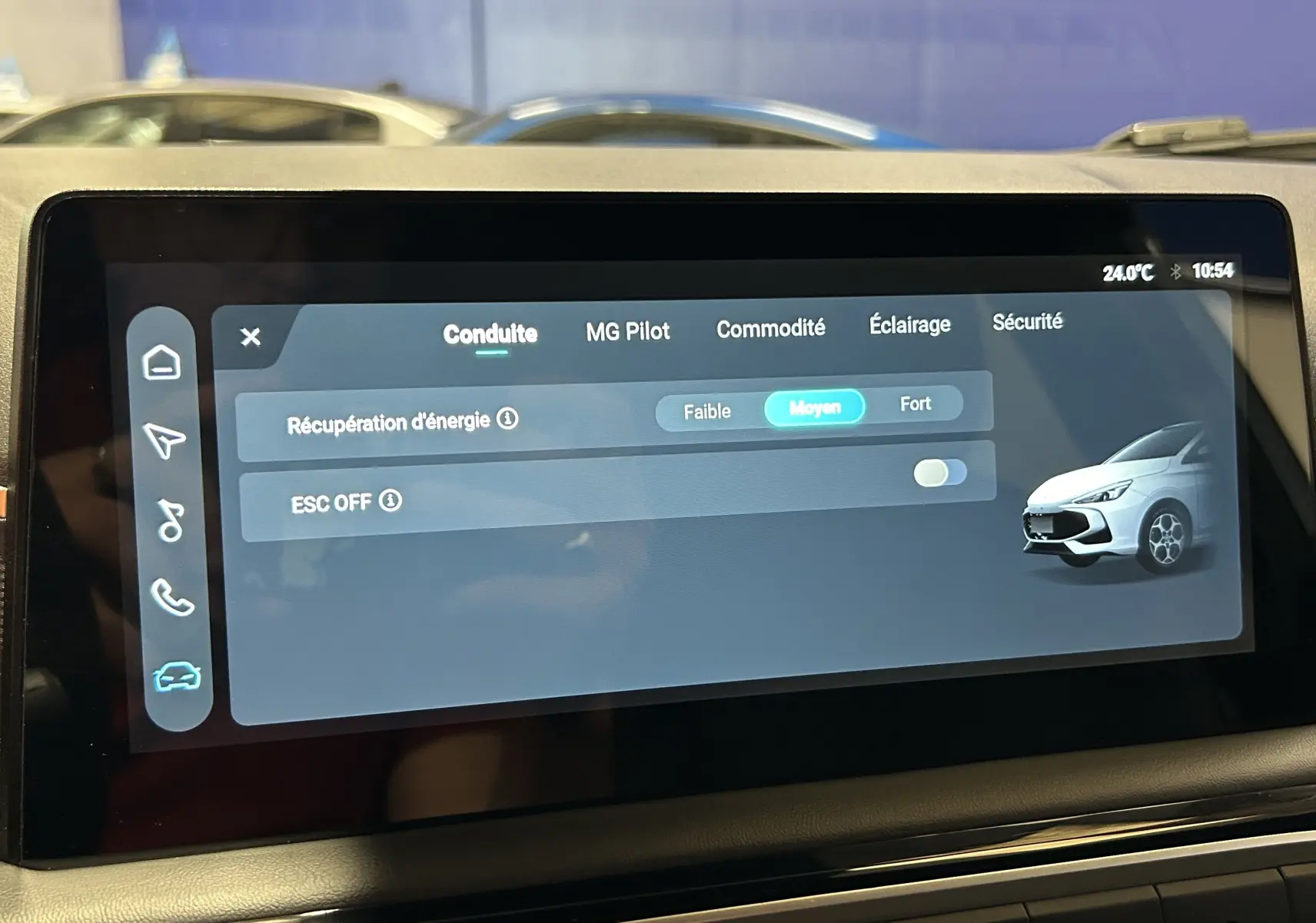Écran tactile intérieur du MG3 1.5 Hybrid+ 195 LUXURY affichant les réglages de conduite et une image du véhicule blanc.