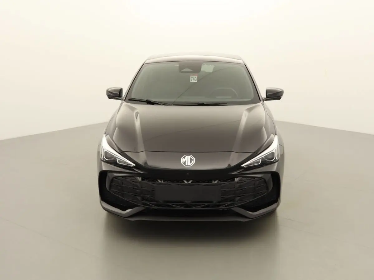 Vue frontale d'une MG3 1.5 Hybrid+ 195 Luxury en Pebble Black avec calandre large et phares LED fins.