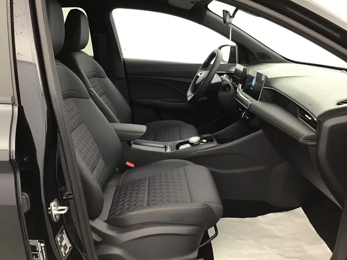 Intérieur de la MG3 1.5 Hybrid+ 195 LUXURY en Pebble Black, vue côté conducteur avec sièges et tableau de bord modernes.
