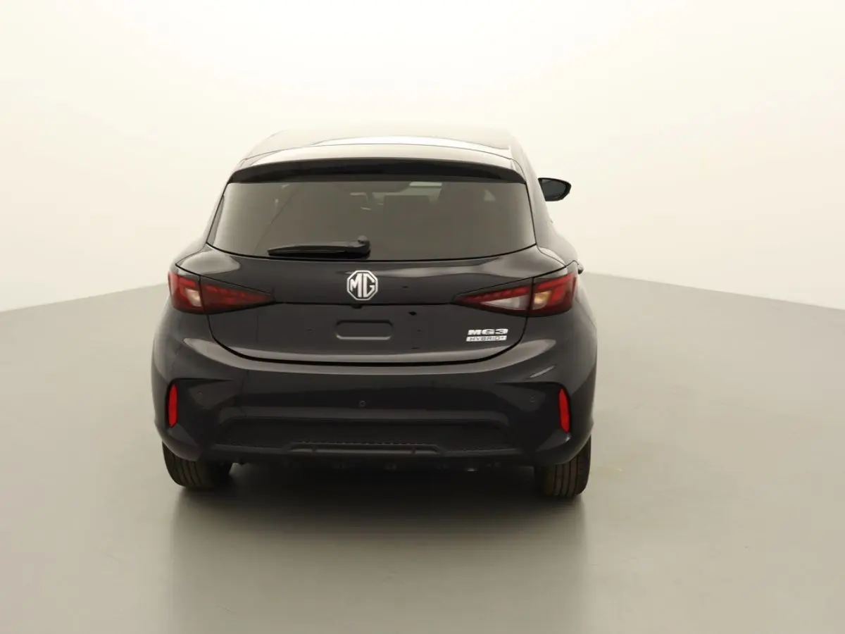 Vue arrière d'une MG3 1.5 Hybrid+ Pebble Black 2026, avec feux arrière et logo MG bien visibles.