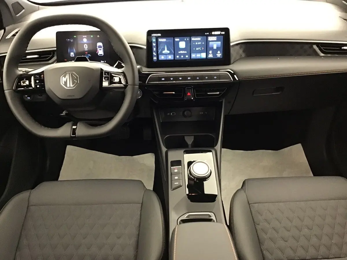 Vue intérieure avant du MG3 1.5 Hybrid+ 195 Luxury avec tableau de bord numérique et écran tactile central.