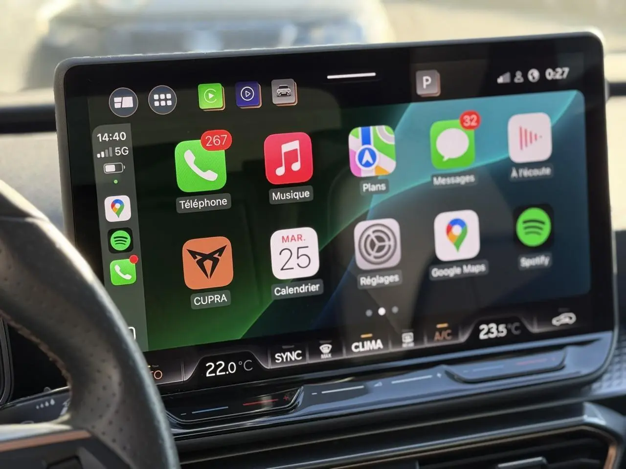 Écran tactile HD 12,9'' du système multimédia de la CUPRA LEON ST 2025, vue intérieure centrée sur l'affichage.