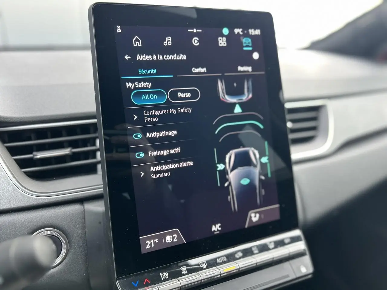 Vue rapprochée de l'écran tactile central du Renault Captur 2025 affichant les aides à la conduite, intérieur gris.