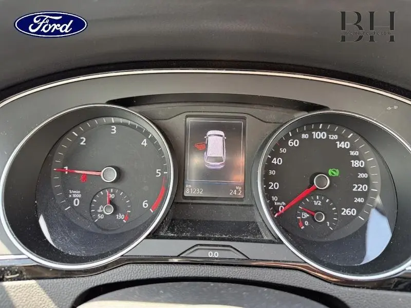 Vue rapprochée du tableau de bord de la Volkswagen Passat SW 2.0 TDI gris manganèse, affichant compte-tours et vitesse.