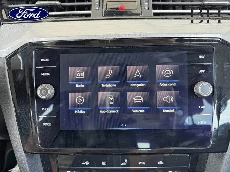 Écran tactile central de la Volkswagen Passat SW gris manganèse, affichant le menu multimédia et navigation.