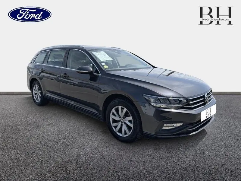 Volkswagen Passat SW gris manganèse métallisé vue 3/4 avant droit avec jantes alu et calandre chromée.