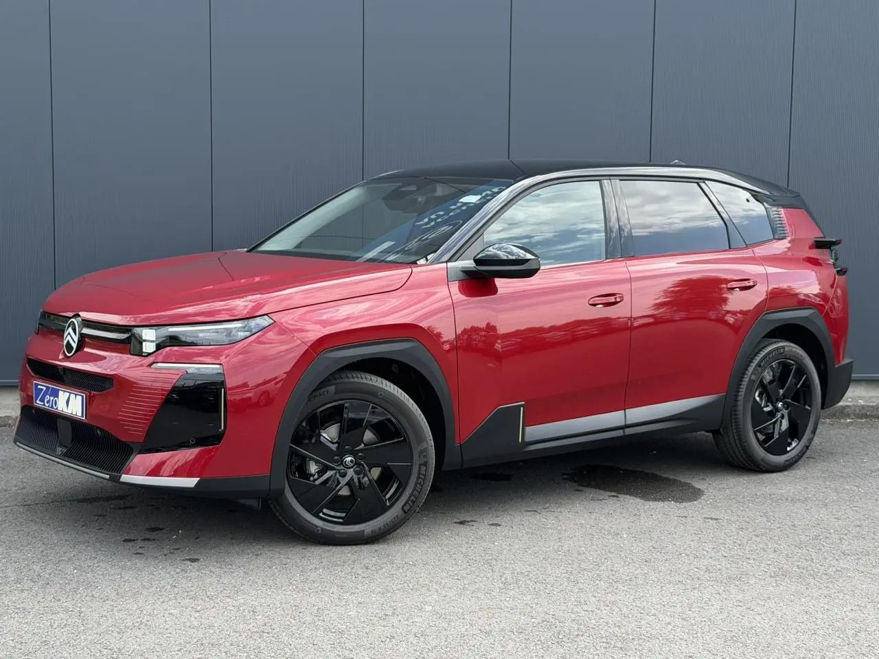 Citroën C5 Aircross 2026 rouge rubis avec toit noir, vue 3/4 avant côté gauche, jantes alliage noires.