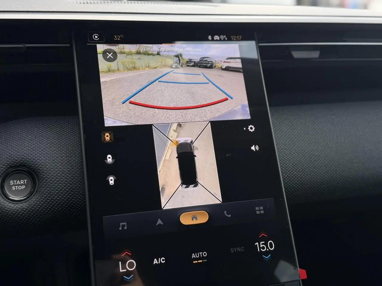 Écran central tactile du Citroën C5 Aircross rouge montrant la caméra 360° en mode recul, intérieur noir.