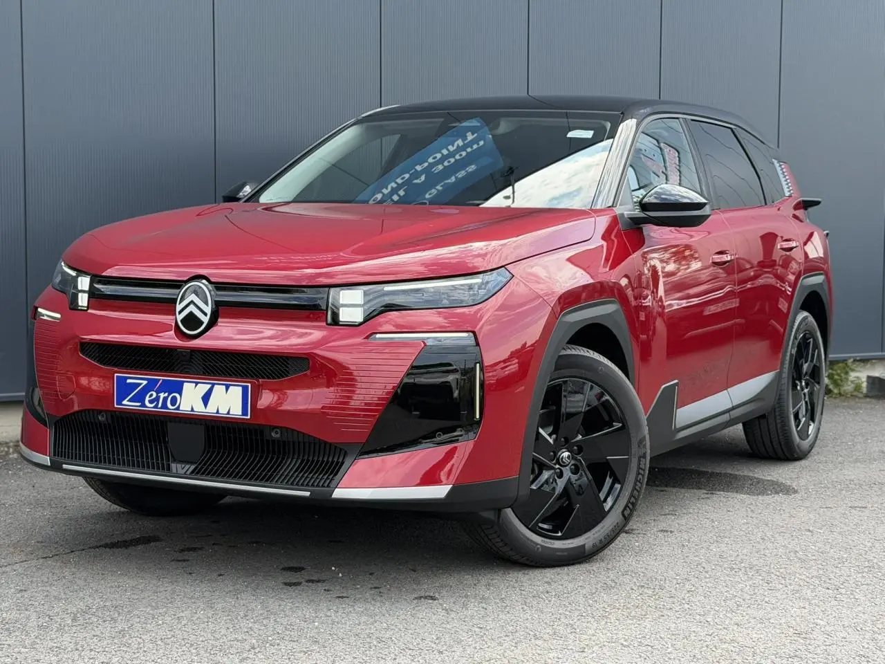 Citroën C5 Aircross NV Hybrid rouge rubis avec toit noir, vue 3/4 avant mettant en valeur ses jantes noires.