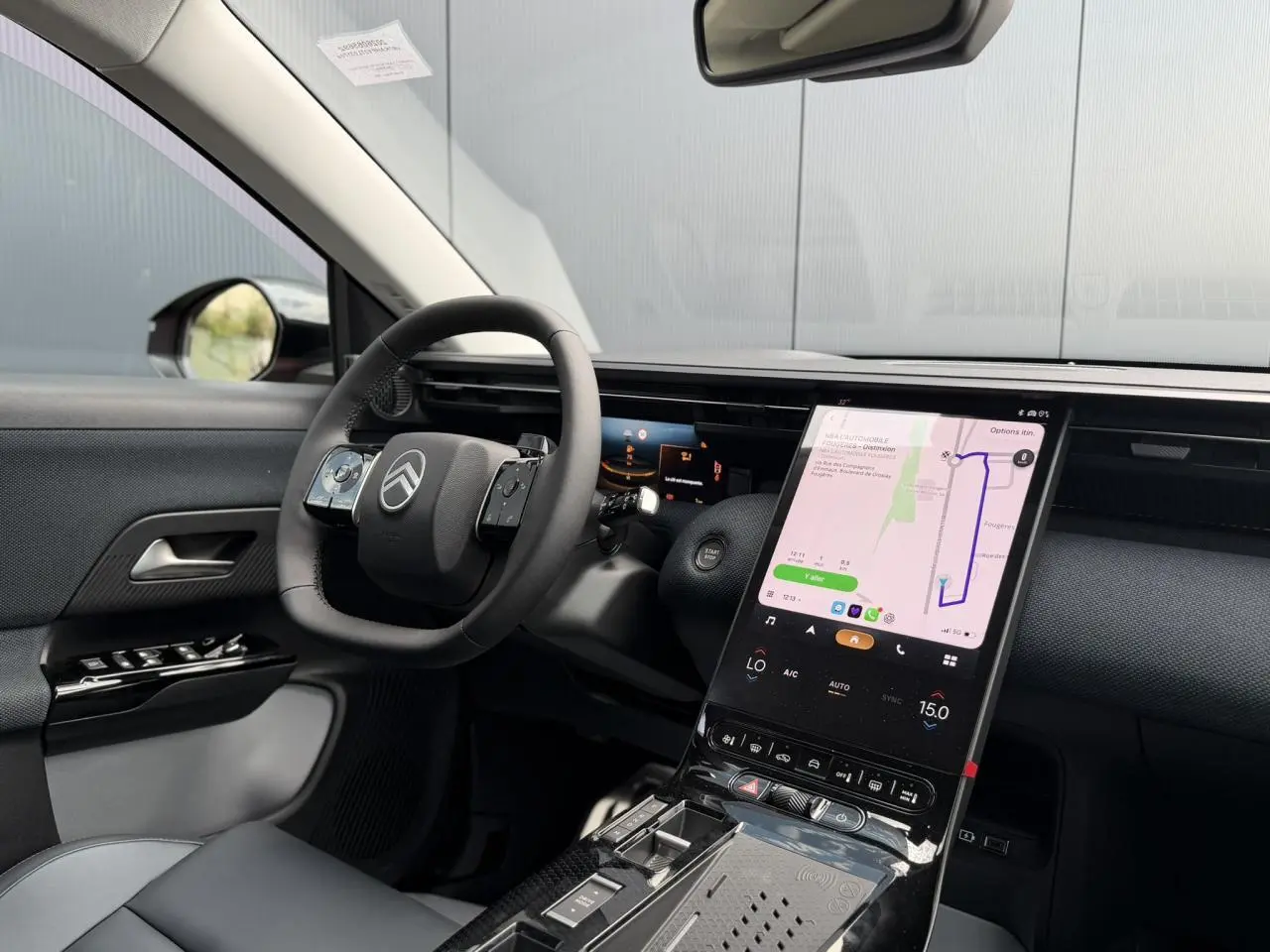 Vue intérieure côté conducteur du Citroën C5 Aircross 2026, avec grand écran tactile vertical et volant multifonctions noir.