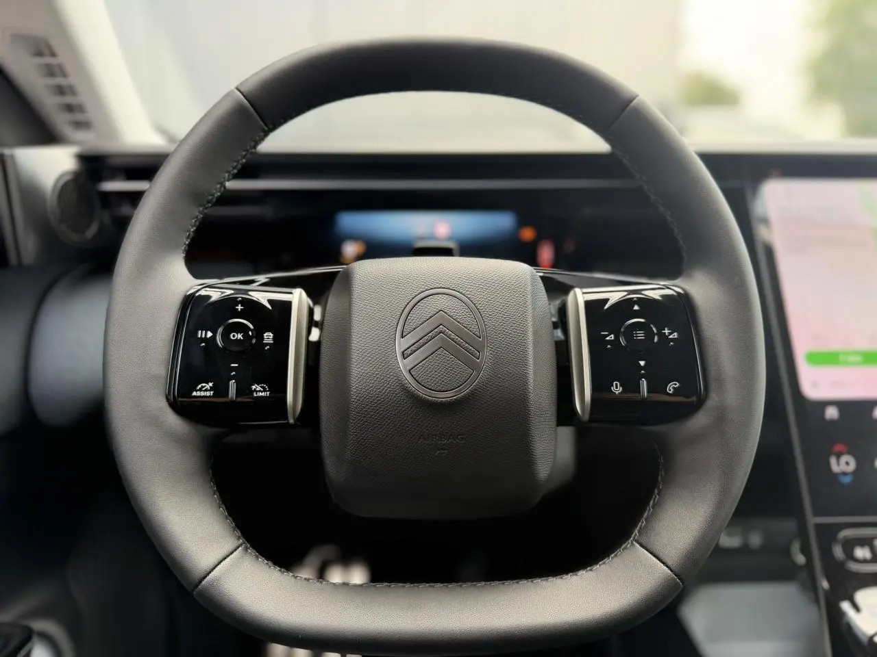 Volant noir multifonctions Citroën C5 Aircross NV Hybrid vu de face avec commandes tactiles intégrées.