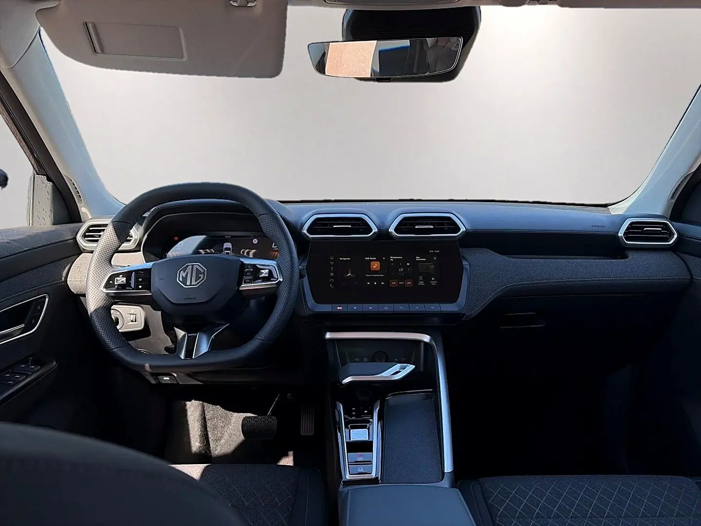 Vue intérieure avant du MG ZS 1.5 hybrid noir 2026, avec tableau de bord moderne et écran tactile central.
