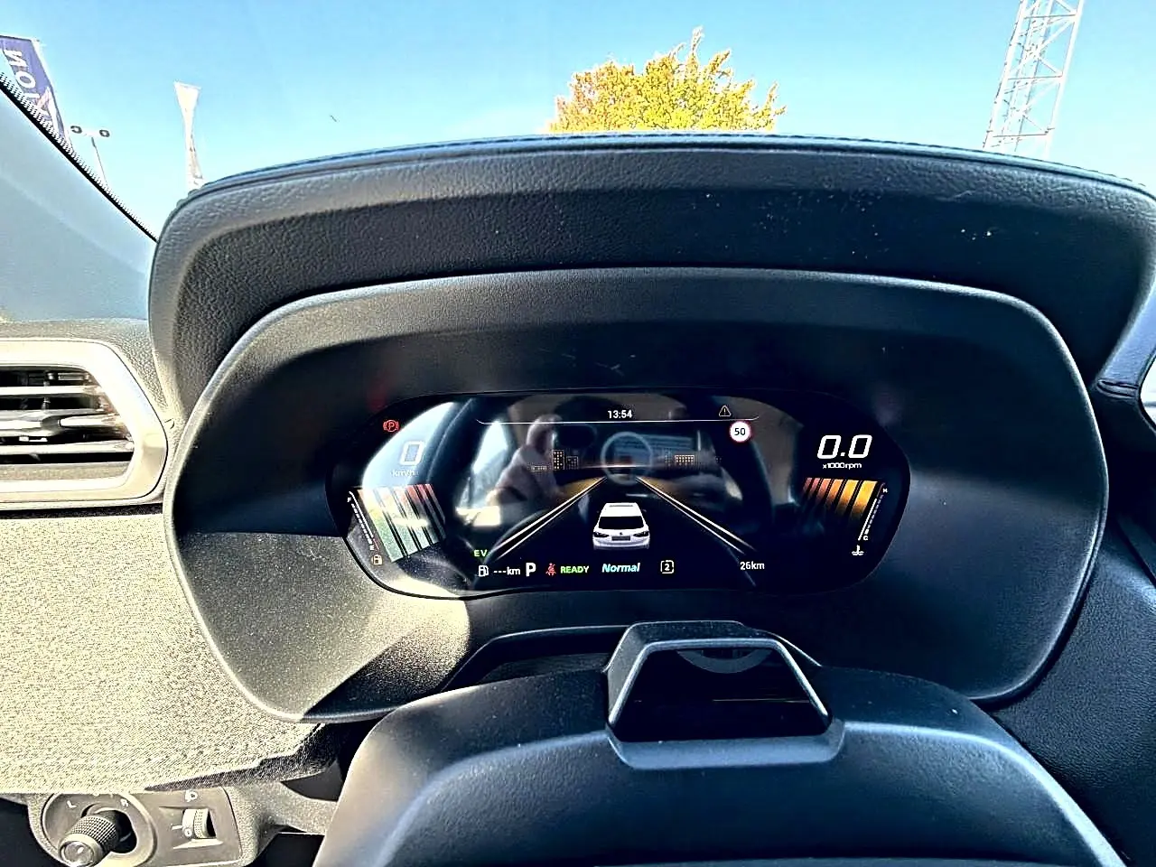 Vue rapprochée du tableau de bord numérique du MG Motor ZS 1.5 hybrid noir, affichant la vitesse et l'autonomie.