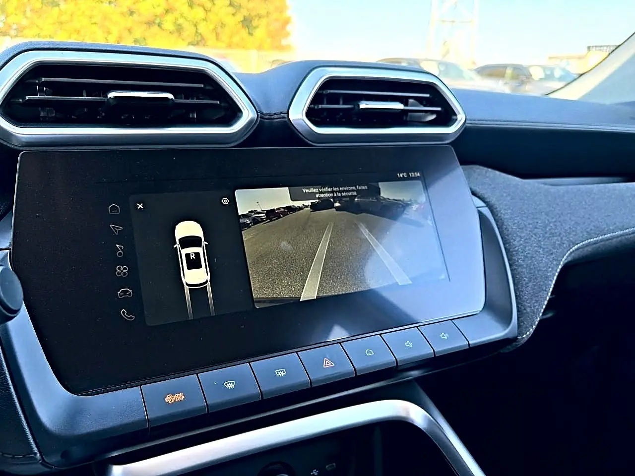 Écran tactile central affichant la caméra de recul dans l’habitacle noir du MG Motor ZS hybride 2026.