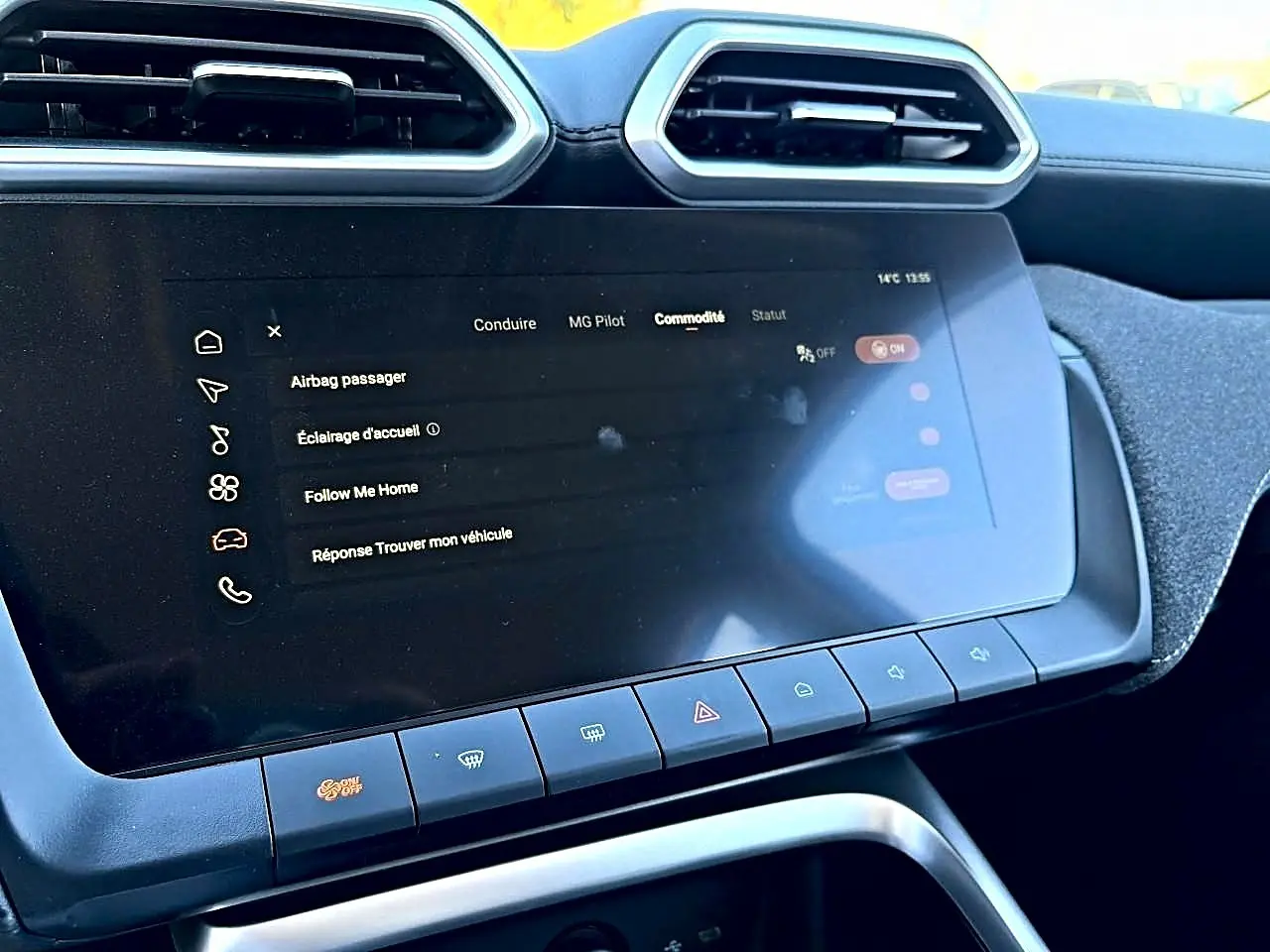 Vue rapprochée de l’écran tactile central et des commandes en ligne du tableau de bord du MG Motor ZS noir hybride 2026.