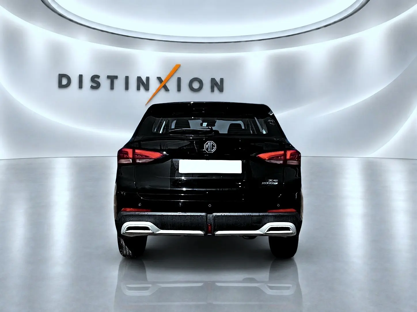 Vue arrière du MG ZS 1.5 hybrid noir 2026, avec feux LED et double sortie d’échappement chromée visible.