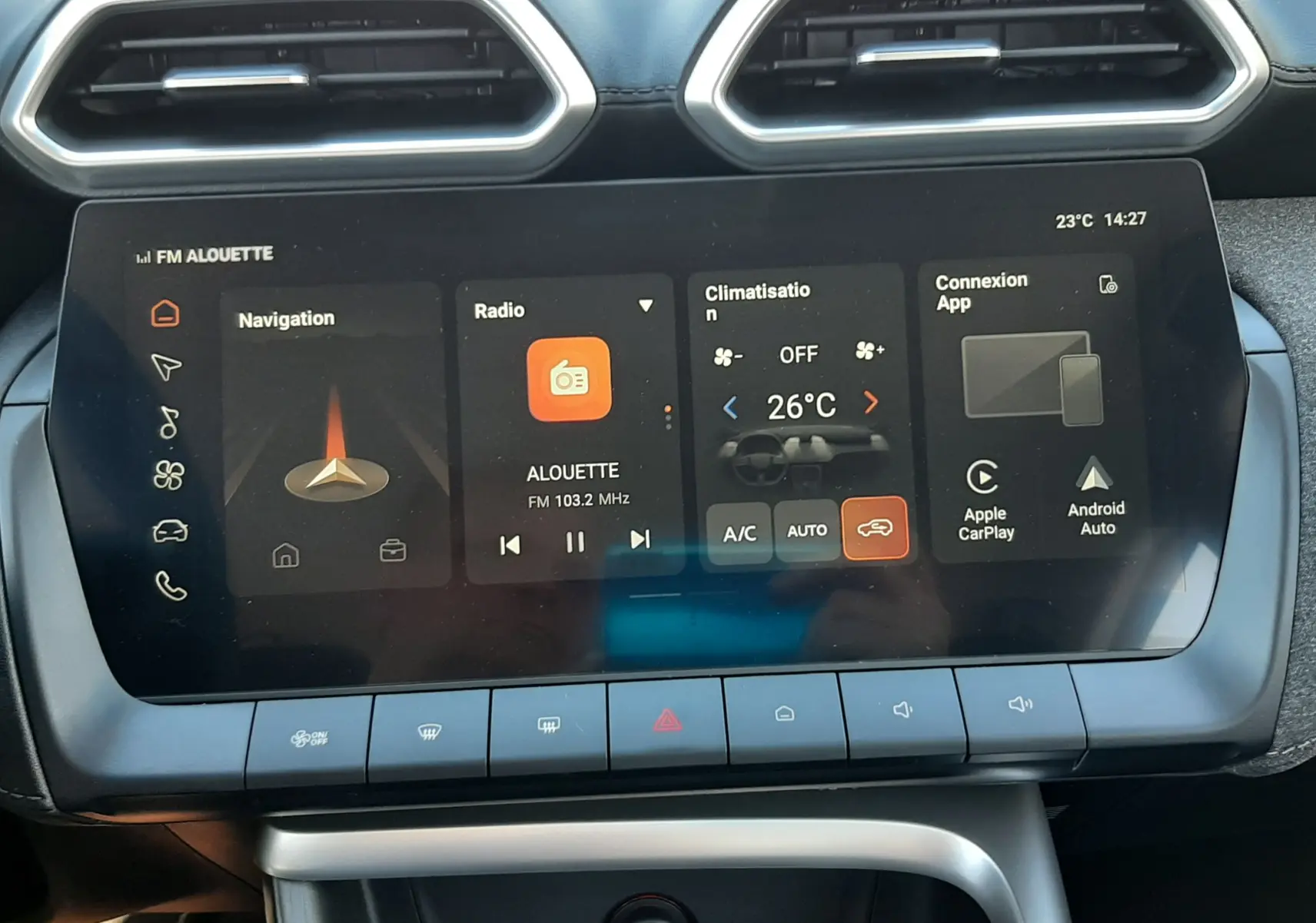 Vue rapprochée de l’écran tactile central du MG ZS 1.5 HYBRID+ 2026 avec commandes climatisation et connectivité Apple CarPlay.