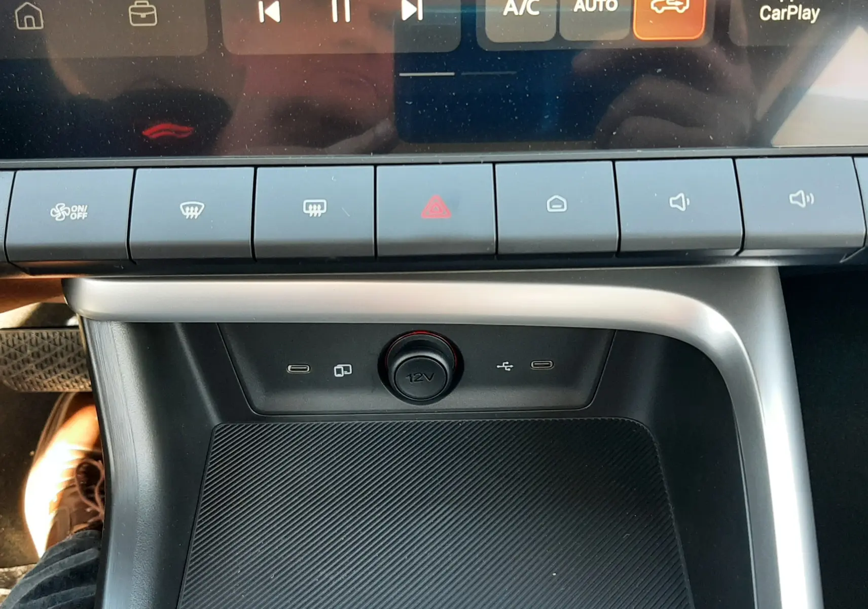 Détail de la console centrale du MG ZS 1.5 Hybrid+ 197ch Comfort 2026, avec écran tactile et commandes climatisation visibles.