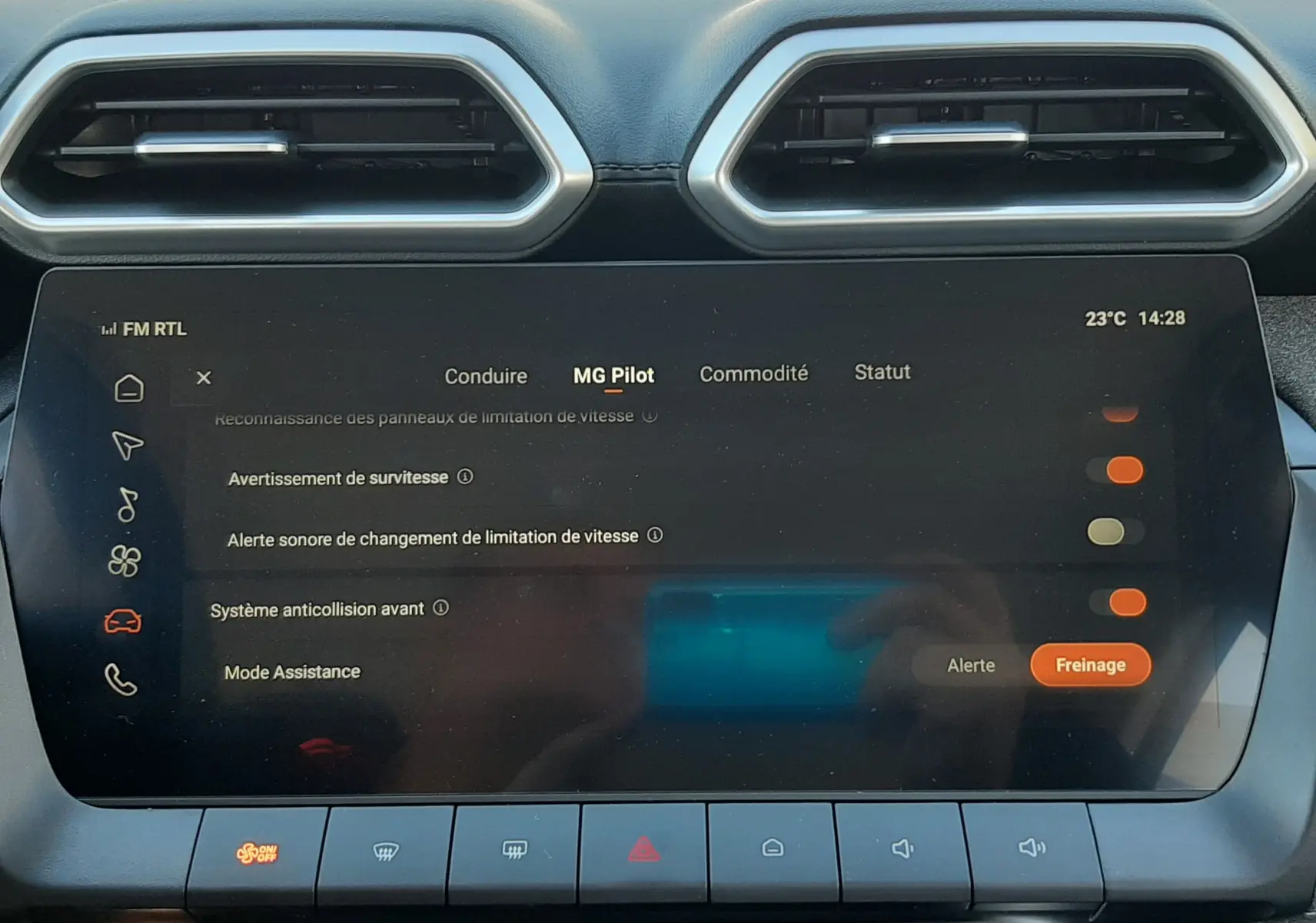 Vue rapprochée de l’écran tactile central du MG ZS Emerald Green 2026, affichant les réglages MG Pilot et la climatisation.