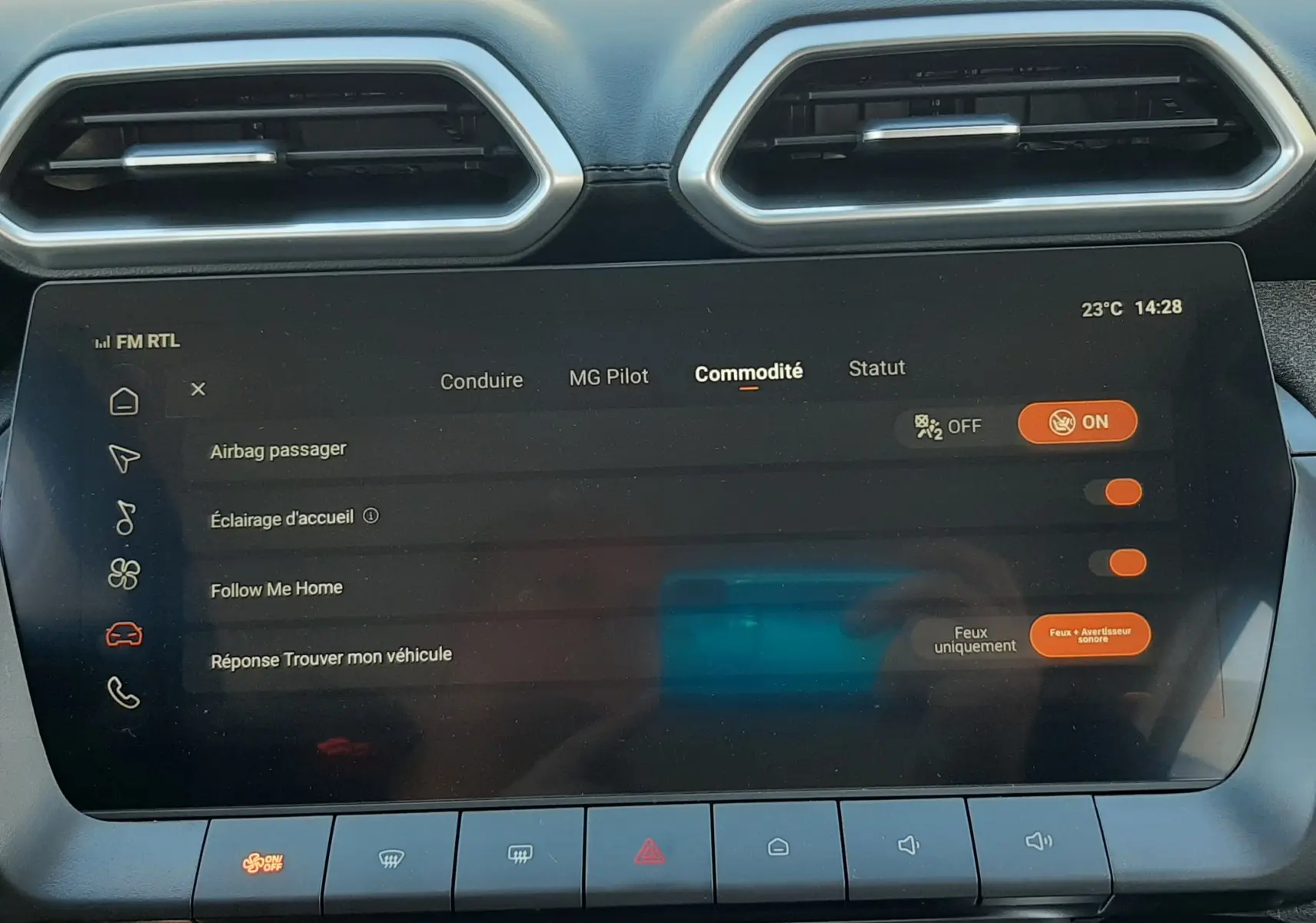 Écran tactile central du MG Motor ZS 1.5 Hybrid+ 2026, affichant les réglages de commodité dans un intérieur gris.