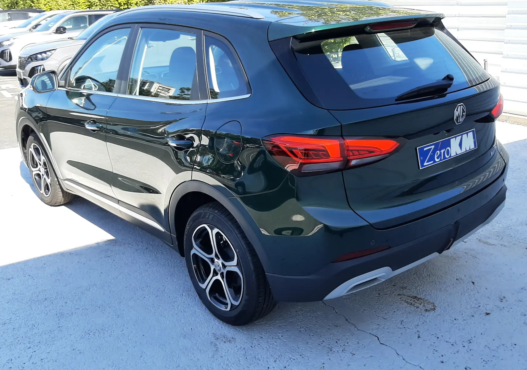 Vue 3/4 arrière droite du SUV MG ZS 1.5 Hybrid+ 197ch en vert émeraude avec jantes alliage et feux LED.