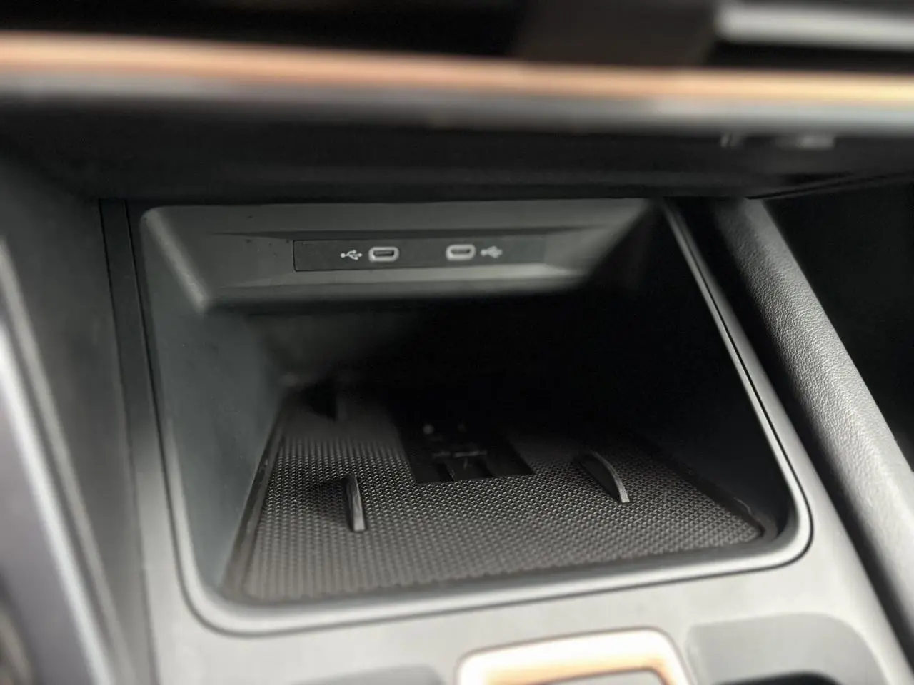 Espace de rangement intérieur avec deux ports USB-C éclairés dans une CUPRA LEON ST 2025.