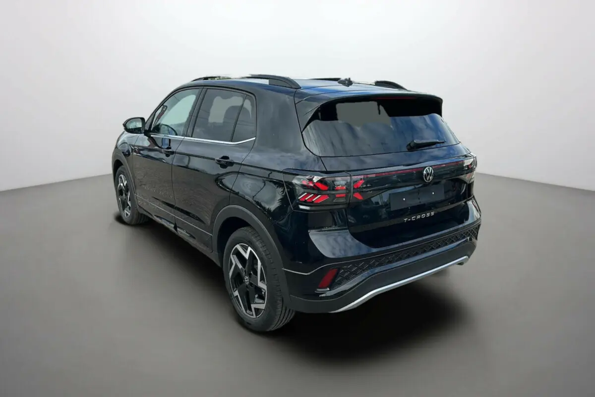 Volkswagen T-Cross TSI 116 DSG7 R-Line noir intense vu en 3/4 arrière droit avec jantes alu 17 pouces et vitres surteintées.