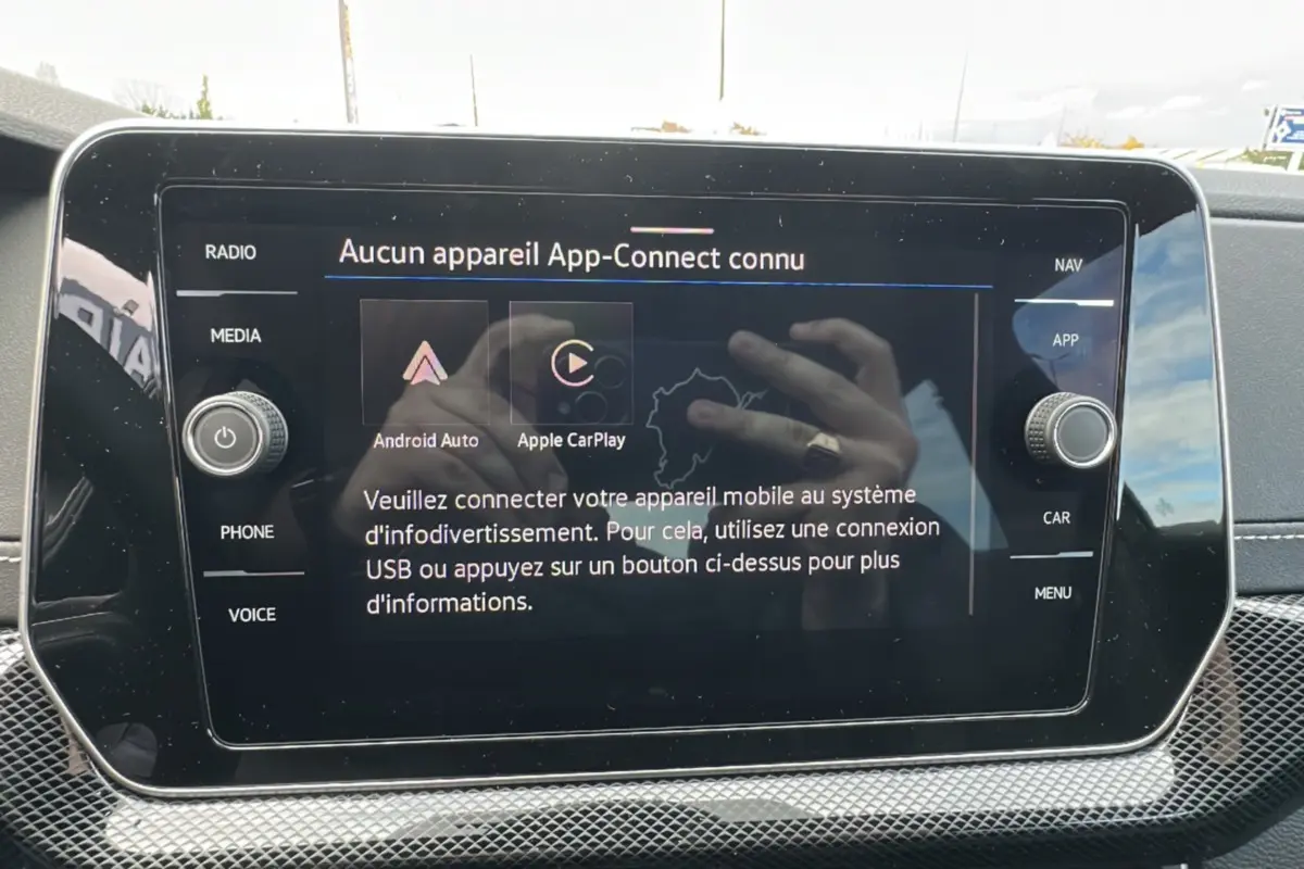 Écran tactile central du Volkswagen T-Cross TSI 116 DSG7 R-Line 2025 affichant la connexion App-Connect.