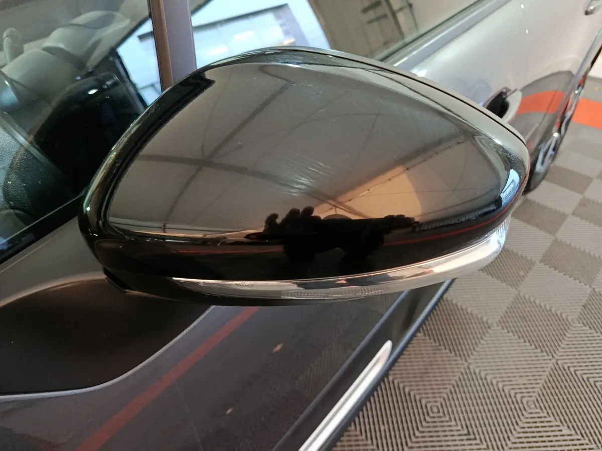 Rétroviseur droit noir brillant de la Citroën C3 2024 gris foncé, avec clignotant intégré, vue rapprochée côté passager.