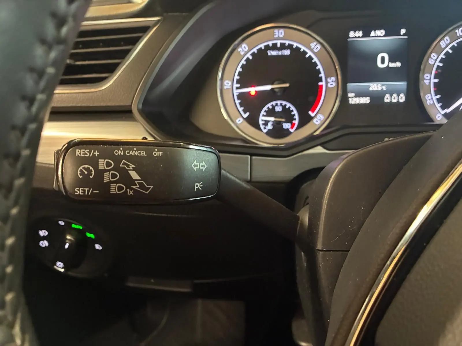 Gros plan sur le commodo de régulateur de vitesse à gauche du volant dans le tableau de bord d'une Skoda Superb Combi 2021.