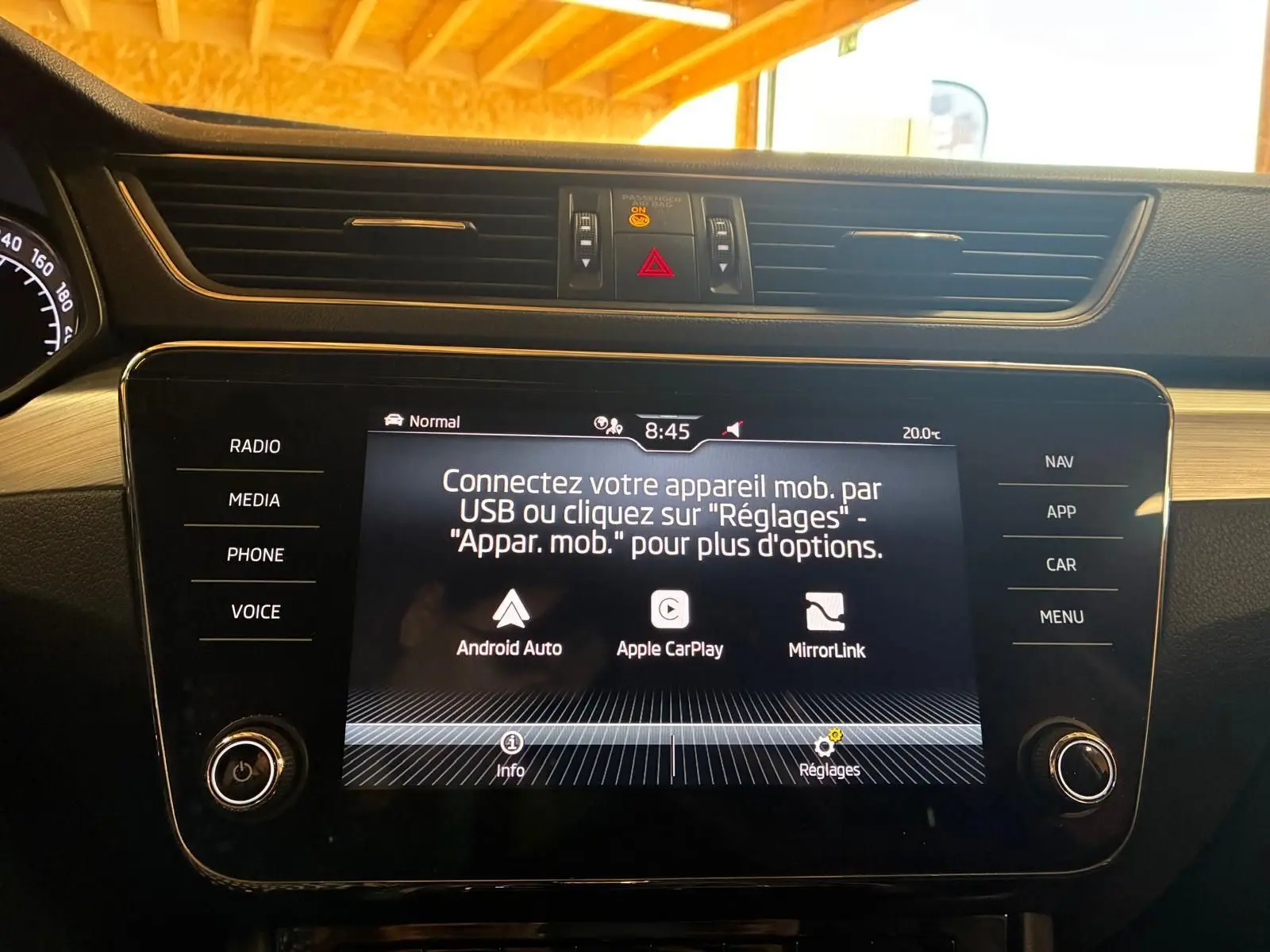 Vue rapprochée de l'écran tactile central noir du tableau de bord du Skoda Superb Combi 2021 avec interface multimédia affichée.